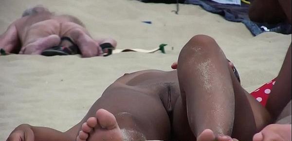  Spying nudists on rhe beach